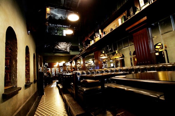 Cuenta con más de 200 etiquetas de whisky. Wallace Whisky Bar