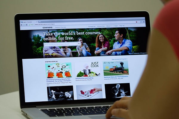 Cuenta con más de 800 cursos en más de 25 áreas temáticas.