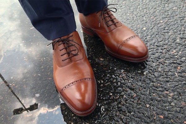 El spray puede mantener tus zapatos en perfecto estado. zapatos en la lluvia