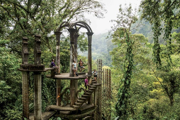 El lugar ha sido comparado con Rivendell, territorio perteneciente al universo de El Señor de los Anillos. Esculturas de Edward James en Xilitla