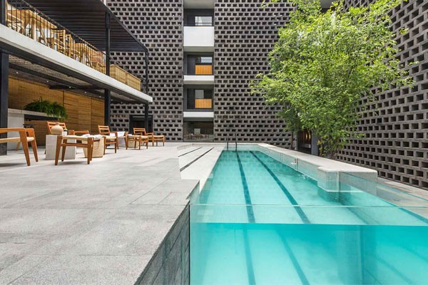 En las habitaciones se pone un letrero que indica que hay un huésped perruno ( y es VIP). Hotel Carlota