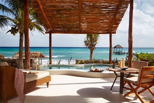 Su política permite mascotas en el cuarto y en la playa; puede gozar de una exclusiva palapa privada. Viceroy Riviera Maya