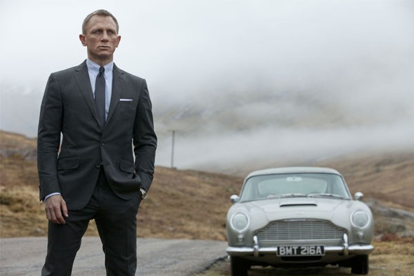 Un auto clásico y un buen traje distinguen al agente secreto en Skyfall. Daniel Craig auto Skyfall