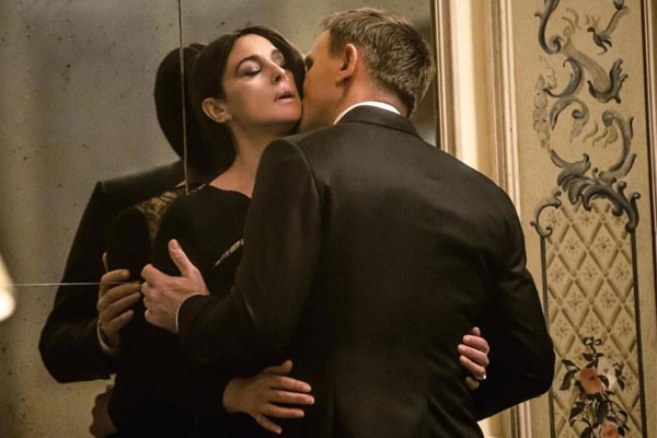 En Spectre, James Bond sedujo a Monica Bellucci, la chica Bond. Daniel Craig y Monica Bellucci beso Spectre