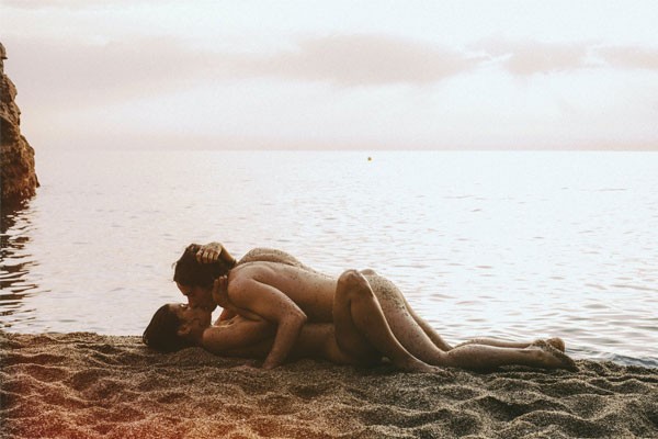 Las zonas nudistas son espacios de libertad y aceptación personal. playa nudista pareja