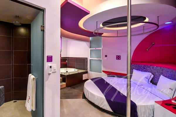 El precio varía dependiendo de la habitación que elijas. El rango de su paquete es de $ 1100 a $ 1800. LoveHotel Sfera