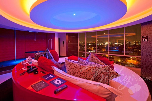 Cuenta con una sucursal en Viaducto y al sur de la ciudad. Lovehotel v motel