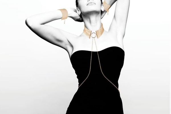 Existen también collares que pueden cubrir tu pecho con cadenas, es otra opción bastante Kinky. collar-sexy