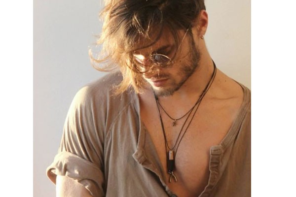 El cuero y las cadenas, son tendencia en collares de esta temporada.
