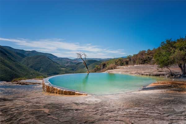 Quédate de pie a la orilla de las cascadas y admira la belleza natural del estado. aguas termales pareja hierve el agua oaxaca