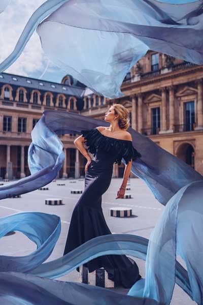 Una vista elegante capturada en Francia. Kristina Makeeva Paris vestido negro