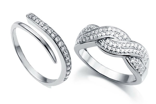 La plata, el oro blanco y amarillo, son los materiales más clásicos, pero si utilizas oro rosado le darás un toque moderno. anillos-mujer