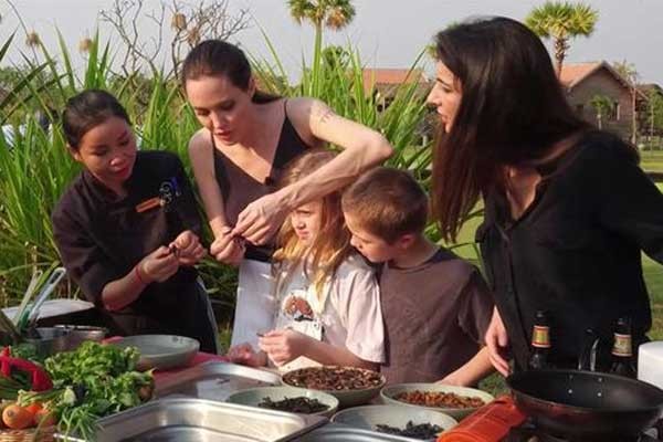 Angelina está tomando clases de cocina, lo que la ayuda a potenciar su paciencia. Angelina Jolie cocinando