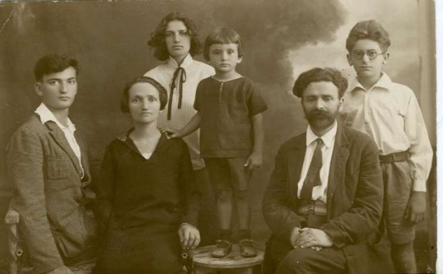 Familia ashkenazi, grupo de judíos que practicaba estrictamente la endogamia. Familia ashkenazi