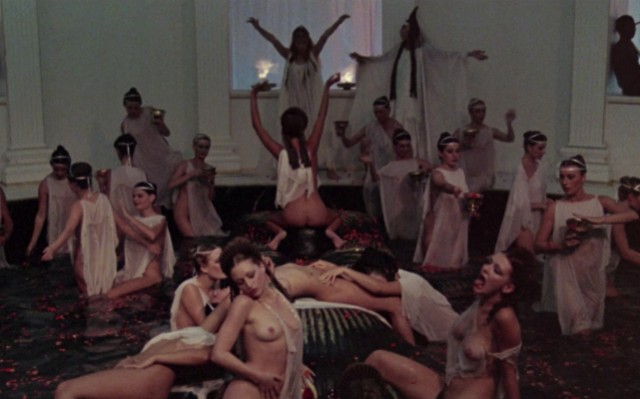 Escena de una orgía romana en la película Calígula. orgía romana