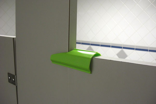 De venta en www.restroomsurvivalkit.com. clip para puerta
