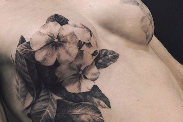 Adriana es una mujer de 31 años, fue una de las primeras que ayudó la fundación P.ink para recuperar la seguridad, llenándola de un encanto muy femenino. Tatuaje-después-de-cancer