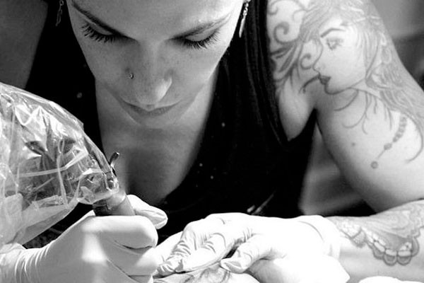 Kelly Torres es una de las tatuadoras que trabaja en esta importante fundación. KELLY-TORRES-TATUA-CONTRA-EL-CANCER
