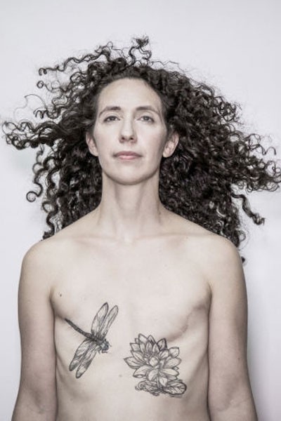 Rebecca Pine de 40 años decidió decorar su cuerpo con este tatuaje pues ella no quería siliconas en su cuerpo ni una talla extra, solo se siente feliz de estar viva. Rebecca Pine
