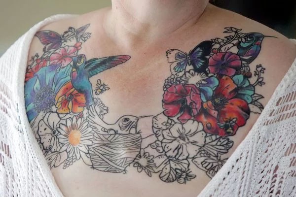 El tatuaje de Paula Stanley la ayudó a superar el miedo a verse las cicatrices, en su lugar dejó un hermoso colibrí y muchas flores que enaltecen su valentía. reconstrucción en tatuaje