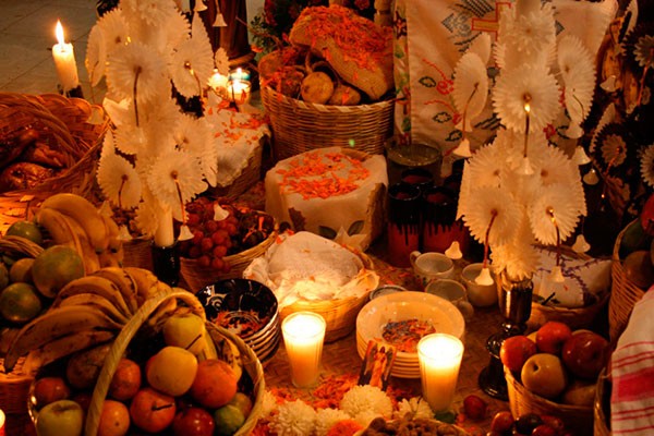 El altar de muertos es un deleite para todos los sentidos. Altar de muertos sentidos