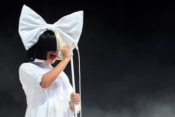 La fotografía del desnudo ya cuenta con más de 25 mil likes. Sia cantando