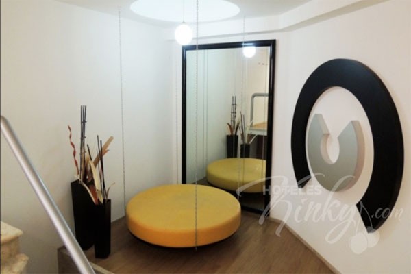 La máster suite cama colgante tiene un precio de $470 con límite de tres ocupantes. porticos
