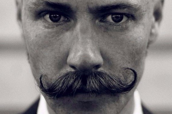 Se caracteriza por ser uno de los bigotes más anchos. Bigote imperial