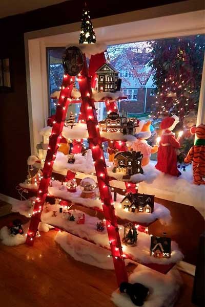 Si no tienes escalera, puedes armar uno con madera o con diversos materiales ladder christmas tree