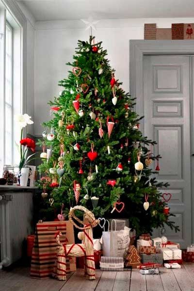 Los colores blanco y rojo son los más utilizados para este tipo de decoración arbol de navidad escandinavo