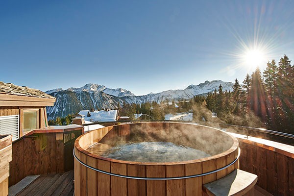 Está ubicado en el corazón del exclusivo Jardin Alpin. L'Apogée Courchevel