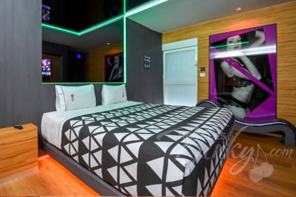Si quieres hacer el momento más hot, reserva la Suite Jacuzzi desde $1100. Interlove suite jacuzzi