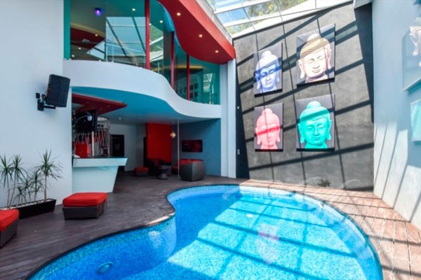 Esta habitación tiene un precio de $2400 y un límite de 20 ocupantes. Red Mandala alberca