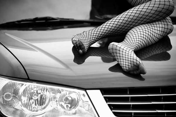 Es una posición apta para aventureros. sexo en el coche