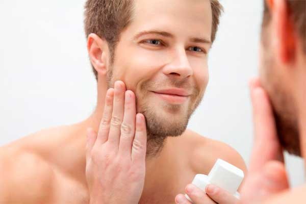 Usa la que se adapte a tu tipo de piel. Hombre usando crema corporal