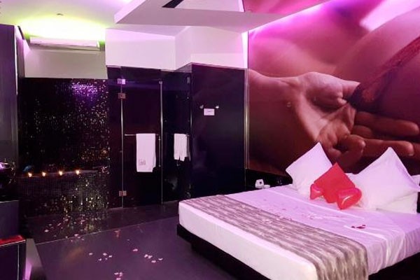 Este motel tiene una habitación ambientada como en 50 sombras de Grey. Hotel-loob