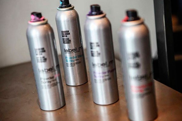 Este tipo de producto es fácil de remover con agua. color temporal en spray