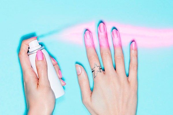 Puedes comprar el esmalte Paint Can de la marca Nails Inc. en Amazon. esmalte en aerosol
