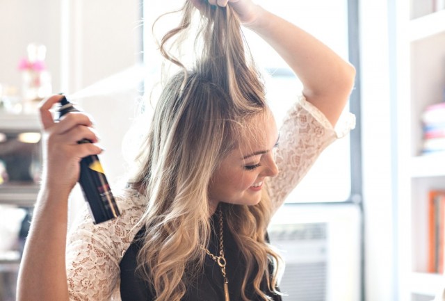 Cuando uses shampoo en seco, rocía las raíces desde una distancia de mínimo 20 cm. shampoo en seco