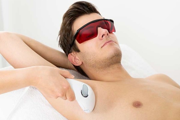 También pueden depilarse áreas como la cara y el pecho, aunque éstas son un poco más delicadas. laser