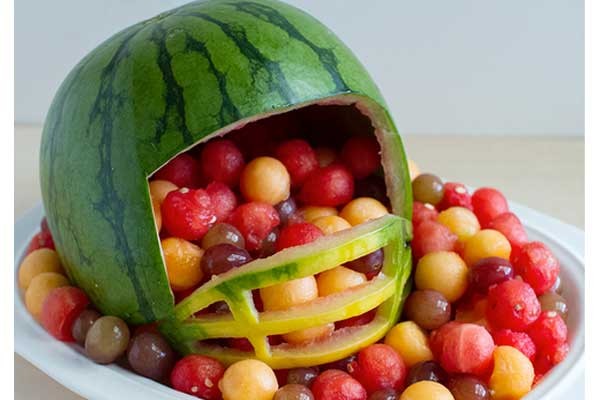 Puedes jugar con las formas clásicas de un partido y hacer un casco, por ejemplo. casco de frutas