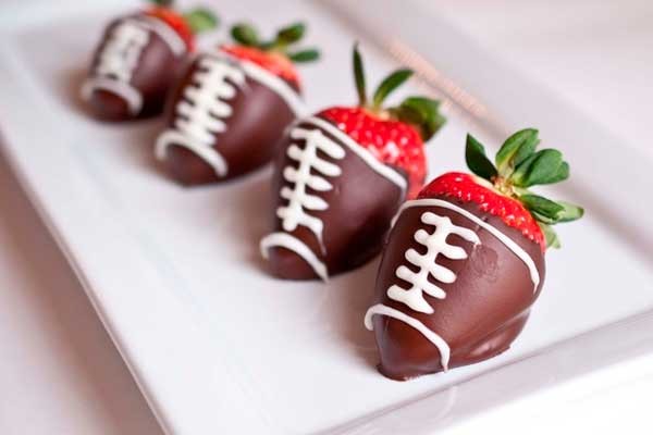 Las costuras del balón se logran con chocolate blanco. fresas de balon