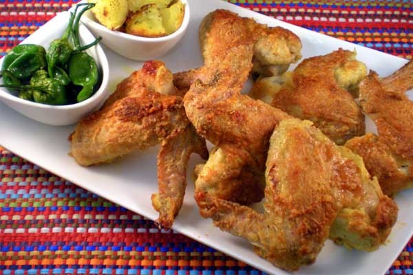Estas alitas son crujientes por fuera, jugosas por dentro y con menos grasa de lo habitual. alitas al horno