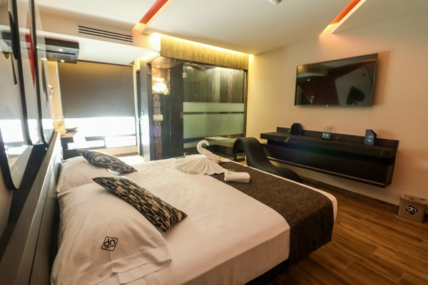 La estancia cuesta $900. Superbowl Love Hotel DN
