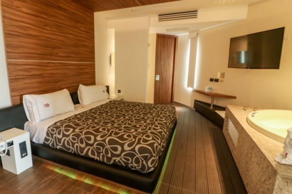 La estancia cuesta $700. Superbowl Love Hotel Grana