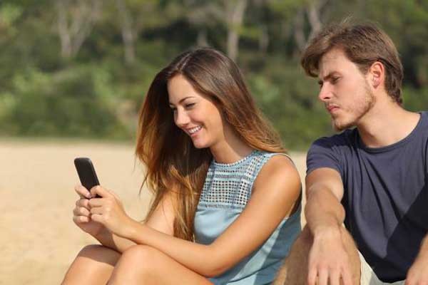 También es un hecho que los pleitos incrementan al descubrir actividad sospechosa en la red de la otra persona. discusion de pareja