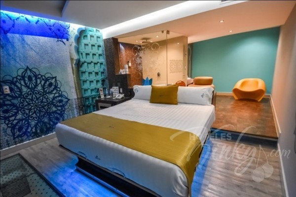 Pasa una velada en la habitación Villa Karma Room por $1,800 pesos. Crazy Bed Amala