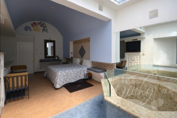 Disfruta del su habitación con Jacuzzi y Sauna por $590 pesos. Costa del sol