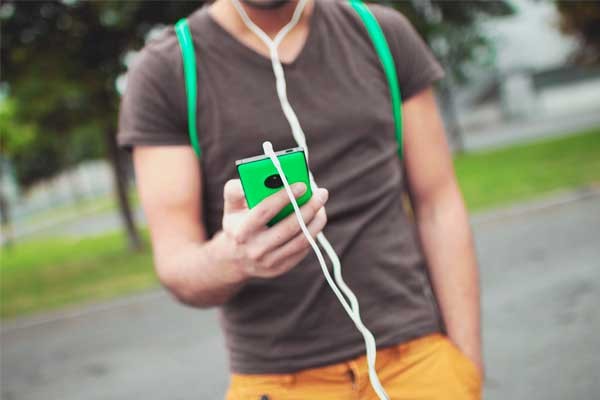 La ventaja es que los puedes escuchar en cualquier lugar y nadie sabrá qué sonidos emanan de tus audífonos. hombre escuchando podcast
