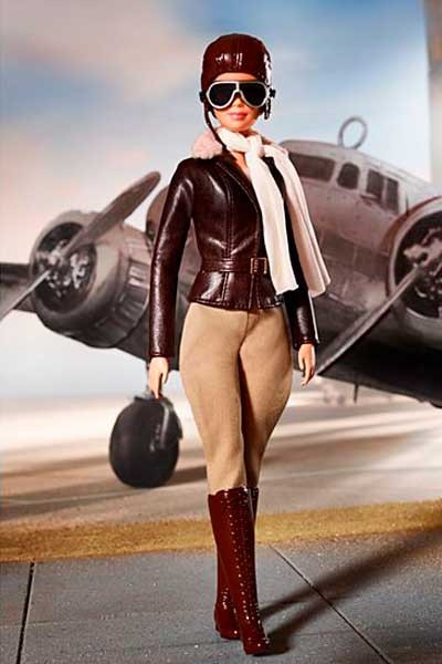 Fue pionera de la aviación. Barbie Amelia Earhart